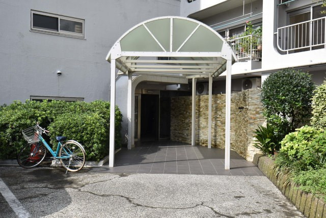【エントランス】 | 戸山マンション | お客様を、そして住人を出迎えてくれるマンションのエントランス。ゴミが落ちていないことからも、管理状態の良さや住民の節度の高さが見て取れます。～即日のご見学可能～　お問合せはお気軽にどうぞ。