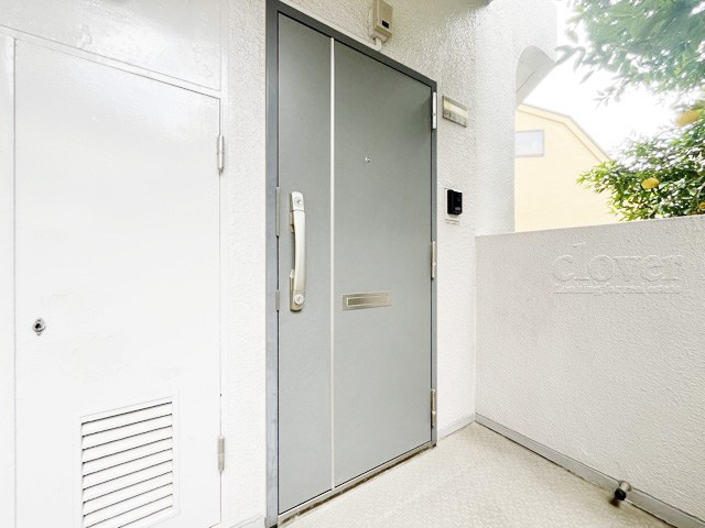 【その他共用部分】 | 戸山マンション | 皆様をお迎えする、お部屋の玄関ドア。開けやすさや開放角度、ドアノブの操作しやすさや鍵の形状などを、現地で一度ご確認ください。～即日のご見学可能～　お問合せはお気軽にどうぞ。
