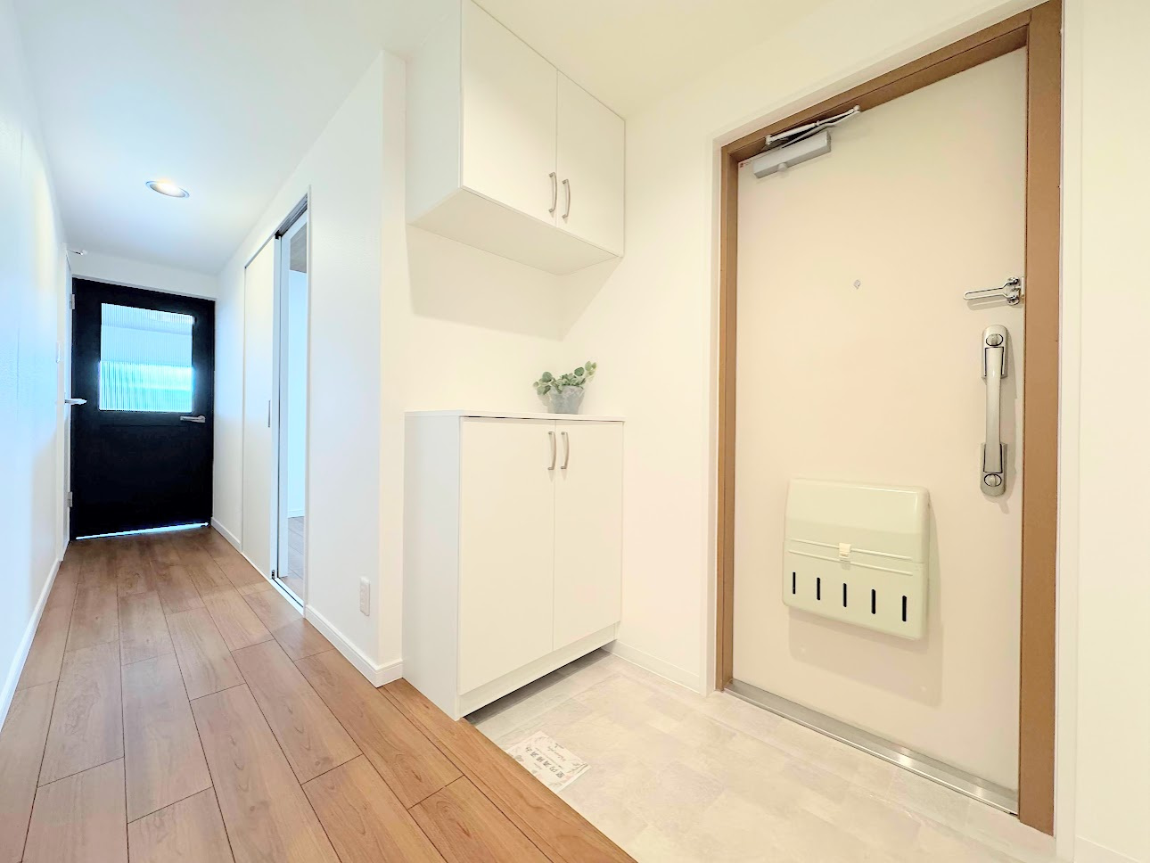 県ドリームハイツ19号棟の玄関|モデルルーム写真◆明るい玄関です！散らかりやすい玄関もスッキリする大容量のシューズボックス付き。