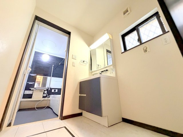 青梅市師岡町　中古戸建の洗面所