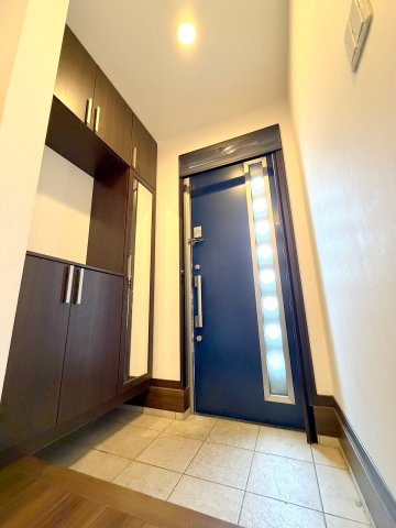 青梅市師岡町　中古戸建の玄関