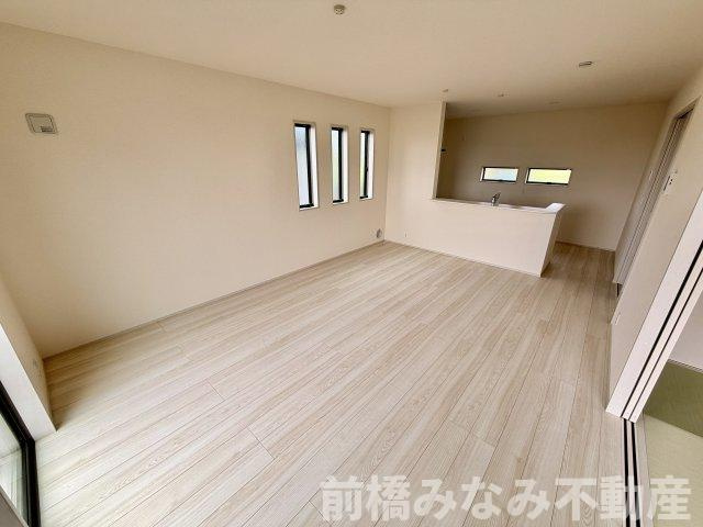 【新築】前橋市鼻毛石町第６　限定１棟　リーブルガーデン　新築建売の居間・リビング|ゆったり過ごせるリビングです
