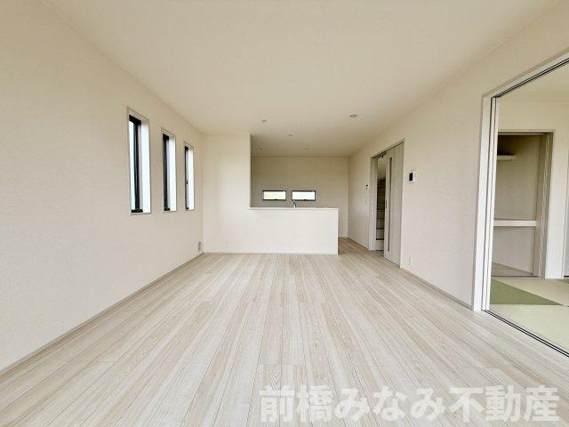 【新築】前橋市鼻毛石町第６　限定１棟　リーブルガーデン　新築建売の居間・リビング|こちらのリビングで趣味の時間をお楽しみください
