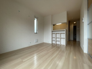 【居間・リビング】 | ※角部屋のお写真です。側面の窓はございません。