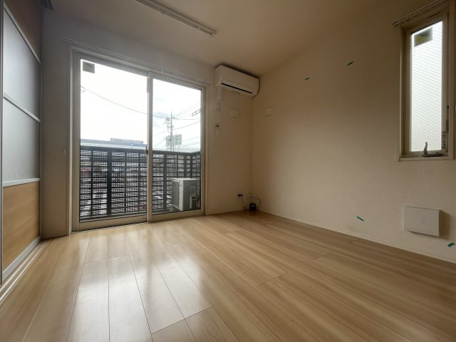 【居間・リビング】 | ※角部屋のお写真です。側面の窓はございません。