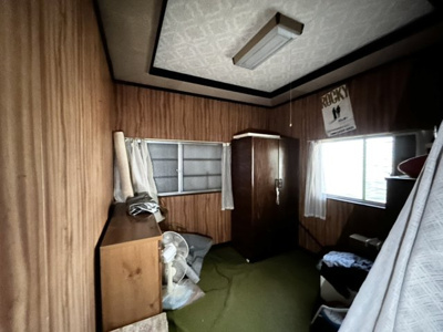 【洋室】 | 土地面積198㎡平屋中古戸建 | 洋室のメリットは重い家具が置きやすく、身の回りが整理しやすいことです。 床がフローリングのため畳とは異なり凹みにくいです。 クローゼットなど収納が豊富で、普段使わない旅行カバンや服の整頓も簡単にです。