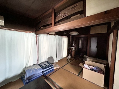 【寝室】 | 土地面積198㎡平屋中古戸建 | 寝室でゆっくりと過ごすためにはベッド周りの適度な空間を担保することや窓の位置、照明の明るさ、寝室の広さなどを考える必要があります。自身や家族の構成とライフスタイルに併せて寝室にする部屋を選びましょう！