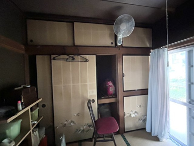 【収納】 | 土地面積198㎡平屋中古戸建 | デザイン性を重視しすぎて収納が少なかった！なんてことにならないため、事前に現地で収納の数を確認しておくことをお勧めします。クローゼット以外にも床下収納や屋根裏収納、パントリーなどもチェックしましょう。