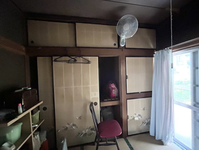 【収納】 | 土地面積198㎡平屋中古戸建 | デザイン性を重視しすぎて収納が少なかった！なんてことにならないため、事前に現地で収納の数を確認しておくことをお勧めします。クローゼット以外にも床下収納や屋根裏収納、パントリーなどもチェックしましょう。