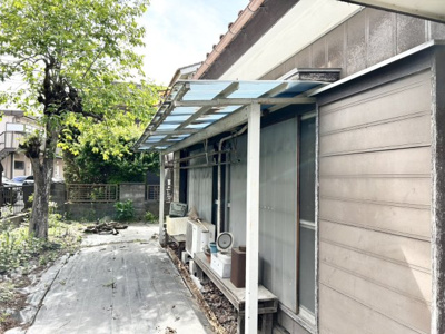 【バルコニー】 | 土地面積198㎡平屋中古戸建 | バルコニーは、室外の専用スペースのうち、「屋根がなく開放された空間」であるものを指します。ベランダより広いタイプのものが多く、日当たりもよいため家庭菜園などを楽しみたい人にとって適した環境となります。