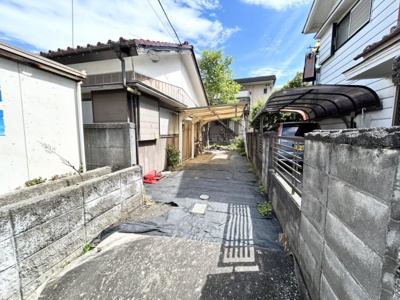 【駐車場】 | 土地面積198㎡平屋中古戸建 | 駐車場と明記されていても、最小スペースでつくられた駐車場だと大型車は駐車できなかったり、出入りしにくくなったりする可能性があります。お車のサイズと購入したい物件の駐車場のサイズを現地で確認しましょう。