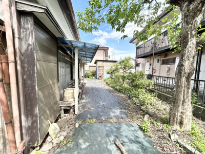 【庭】 | 土地面積198㎡平屋中古戸建 | 庭があることでガーデニングや家庭菜園はもちろん、こどもの遊び場やペットを放して遊ぶことができます。また、家の周囲に余裕があるということです。隣地との間があれば、十分な日当たりと、風通しが確保できます。