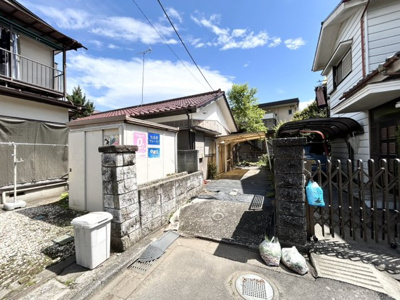 【前面道路含む現地写真】 | 土地面積198㎡平屋中古戸建 | 住宅用の土地では前面道路に2m以上接していなければならないと法律で定められています。しかし、お持ちの車のサイズやライフスタイルなどにより、2mでは利便が悪い場合もございますので、事前に確認しましょう。