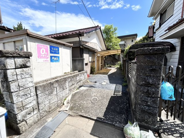 【前面道路含む現地写真】 | 土地面積198㎡平屋中古戸建 | お持ちの車種によっては前面道路が広い方が便利でしょう。しかし、前面道路が広ければその分交通量が多くなるため、騒音などが気になる場合があります。実際に現地を見学し、周辺交通量や騒音などを確認しましょう！