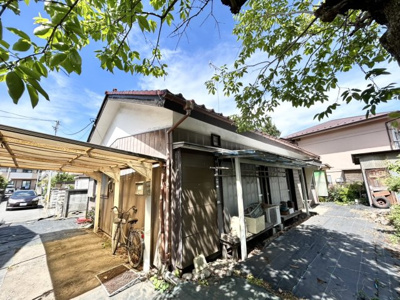 【外観】 | 土地面積198㎡平屋中古戸建 | 現地に行くなら、物件の周囲の地形がどうなっているかを見ることも大切です。周辺より低くなっている土地では、大雨などで水が集まりやすいため、地盤が弱くなっているということも考えられるため、注意が必要です。