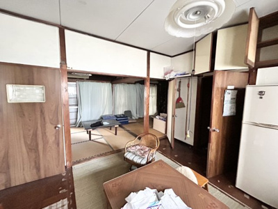 【ダイニング】 | 土地面積198㎡平屋中古戸建 | ダイニングにはダイニングテーブルセットなどを置くことが多く、間取りにおいて「D」と略記されますが、食事を作るときの作業場として使用したり、朝食を食べたりするときだけに使われるケースも少なくありません。