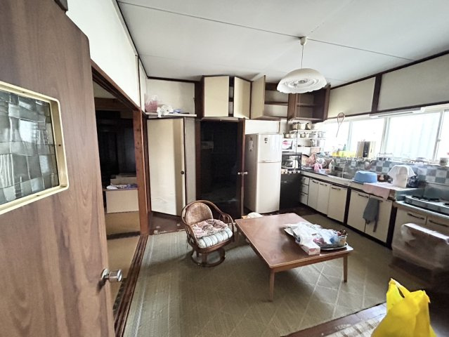 【キッチン】 | 土地面積198㎡平屋中古戸建 | DKの物件でも広く見せたい方は、ダイニングスペースを広く使えるように工夫しましょう。低めのダイニングソファを置くと、家具の圧迫感が減り、広く見せることができ、ダイニングをリビングのように使用できます！