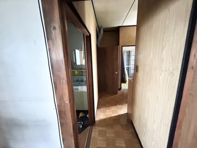 【内装】 | 土地面積198㎡平屋中古戸建 | 限られた敷地面積の場合、収納スペースを狭くして居室スペースを広く取ろうとすると、収納スペースがなくて困ることがあります。見学の際に各部屋に収納スペースがあるか、収納を置く場所はあるのか確認しましょう。