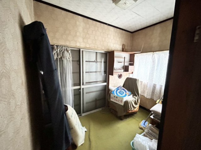 【収納】 | 土地面積198㎡平屋中古戸建 | ウォークインクローゼットがあれば、クローゼット内でコーディネートが完成できますし、季節の変わり目に行う衣替えの手間も省けます。また、スーツケースなど大きいものもしまうことができ使い勝手がよいです。