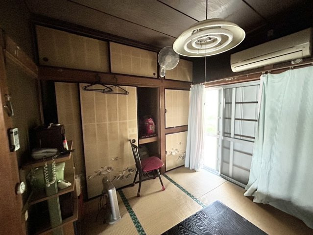 【収納】 | 土地面積198㎡平屋中古戸建 | 家族構成や住宅環境によって収納の仕方は十人十色！キッチン、リビング、玄関、寝室など、部屋ごとのいろんな収納を使って自慢のお家にしませんか？物件をご内見する際は、収納の場所や数は事前チェックしましょう！