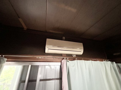 【冷暖房・空調設備】 | 土地面積198㎡平屋中古戸建 | ２４時間換気と一般的な換気扇は役割が違います。２４時間換気は室内の空気を循環して、シックハウスや結露を防ぐ役割があるため常に動かす必要があります。一方の換気扇の役割は短期間で空気を入れ替えることです。