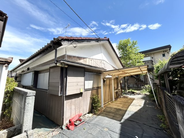 【構造・工法・仕様】 | 土地面積198㎡平屋中古戸建 | 木造住宅とは土台、壁、柱など建築物の強度を支える構造体の材に木が使用されている構造を指します。構造体は建物の自重を支えるだけではなく風圧や水圧、積裁荷重などあらゆる衝撃に耐えるための基礎です。