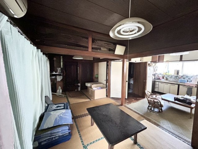 【居間・リビング】 | 土地面積198㎡平屋中古戸建 | リビングの間取りの種類は大きくわけてリビングとダイニングが別になっているタイプ、リビングダイニング一体型です。どちらも一長一短ですので、家を選ぶ時はその両面をチェックして決めるようにしましょう。
