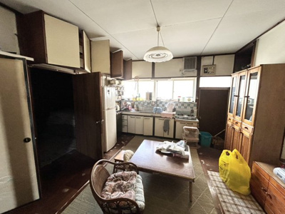 【居間・リビング】 | 土地面積198㎡平屋中古戸建 | 直線タイプはLとDKを一直線に並べた形で対面キッチンのタイプです。一般的なのでよく見かけるかもしれません。直線タイプに似た直接アイランドタイプは、キッチンとダイニングの間に壁がない分広く感じられます。