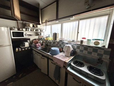 【キッチン】 | 土地面積198㎡平屋中古戸建 | 標準的なシステムキッチンの横幅は、165cm～300cm程度です。2100・2400・2550・2700などミリ単位で表記されます。普段どのように料理をするのかを想定しながら合ったサイズを選びましょう