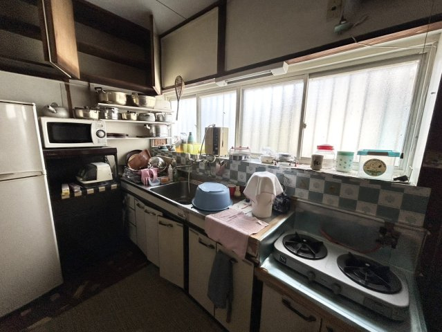 【キッチン】 | 土地面積198㎡平屋中古戸建 | 標準的なシステムキッチンの横幅は、165cm～300cm程度です。2100・2400・2550・2700などミリ単位で表記されます。普段どのように料理をするのかを想定しながら合ったサイズを選びましょう