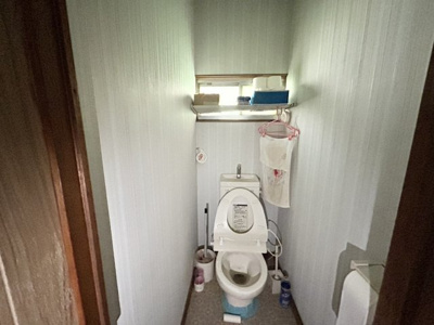 【トイレ】 | 土地面積198㎡平屋中古戸建 | トイレは大きさや形、機能、抗菌性などが異なる多種多彩なタイプが各メーカーから出ています。それぞれに良さがあるため、事前にどういったタイプのトイレがいいのかをご家庭内で決めて、内見に行くといいでしょう。