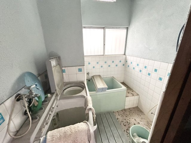 【浴室】 | 土地面積198㎡平屋中古戸建 | 入浴時の快適さも大事なことですが、綺麗な状態を維持できなければ気持ちよく入浴できません。毎日の掃除が楽という点は大事なポイントになります！カビが生えにくく掃除がしやすい、壁や浴槽を選ぶといいでしょう。