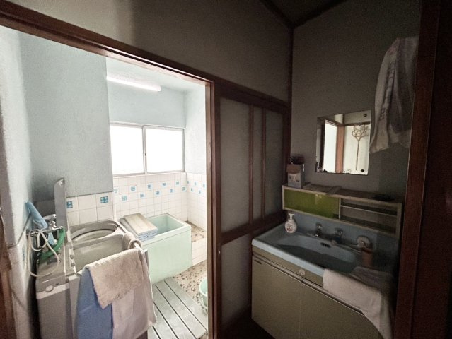 【脱衣所】 | 土地面積198㎡平屋中古戸建 | 多くの戸建て住宅で見かける洗面脱衣所は、洗面台と洗濯機が2畳ほどのスペースに並べられていて、洗面所が脱衣所を兼ね備えている間取りが一般的です。お客様が利用することもある、パブリックな空間でもあります。