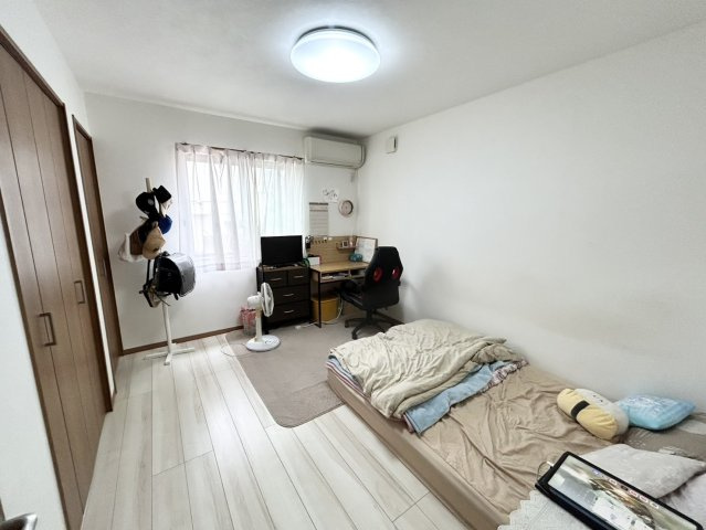 【寝室】 | 寝室でゆっくりと過ごすためにはベッド周りの適度な空間を担保することや窓の位置、照明の明るさ、寝室の広さなどを考える必要があります。自身や家族の構成とライフスタイルに併せて寝室にする部屋を選びましょう！