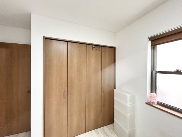 【収納】 | デザイン性を重視しすぎて収納が少なかった！なんてことにならないため、事前に現地で収納の数を確認しておくことをお勧めします。クローゼット以外にも床下収納や屋根裏収納、パントリーなどもチェックしましょう。