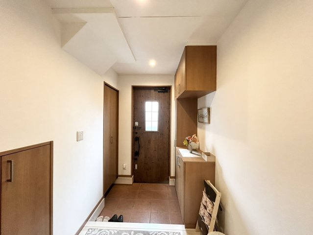 【玄関】 | 玄関は家の顔でもあり、家族以外の目にも止まる場所です。玄関は外との間を仕切る扉、靴などをしまっておく収納スペース、靴脱ぎのたたきスペース、来客とのやり取りをするドアホンなど複数のアイテムからなります。