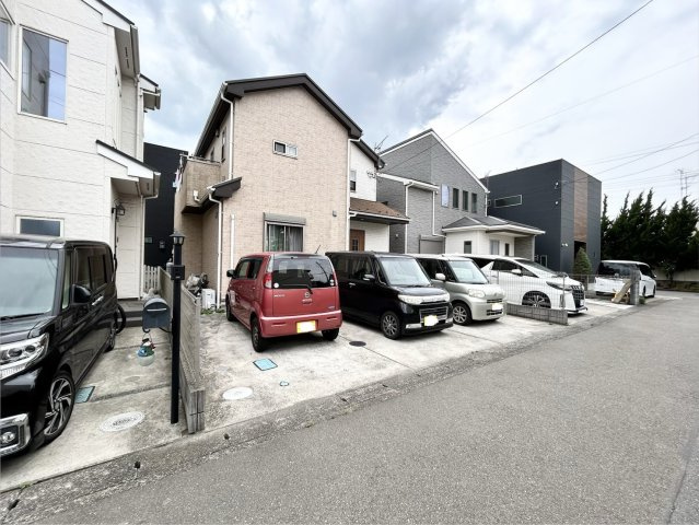 【前面道路含む現地写真】 | 住宅用の土地では前面道路に2m以上接していなければならないと法律で定められています。しかし、お持ちの車のサイズやライフスタイルなどにより、2mでは利便が悪い場合もございますので、事前に確認しましょう。