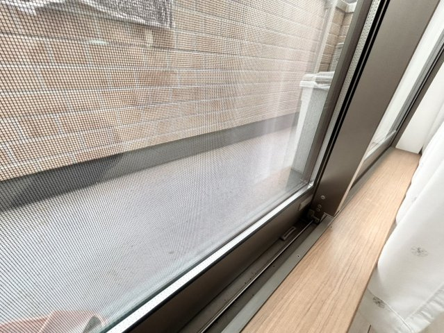 【内装】 | サッシは、ガラス窓に使用される金属製の窓枠です。一般的に住宅建築では、金属製建具工事の段階でガラス類・玄関などと同時に設置されます。種類や構造により断熱性能や遮音性能が異なるので現地でご確認ください。
