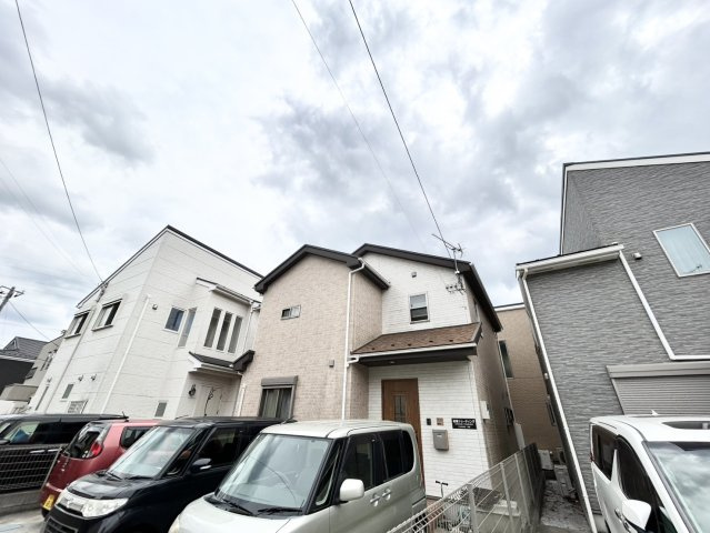【構造・工法・仕様】 | 木造住宅とは土台、壁、柱など建築物の強度を支える構造体の材に木が使用されている構造を指します。構造体は建物の自重を支えるだけではなく風圧や水圧、積裁荷重などあらゆる衝撃に耐えるための基礎です。