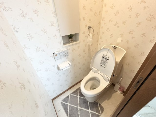 【トイレ】 | トイレは大きさや形、機能、抗菌性などが異なる多種多彩なタイプが各メーカーから出ています。それぞれに良さがあるため、事前にどういったタイプのトイレがいいのかをご家庭内で決めて、内見に行くといいでしょう。