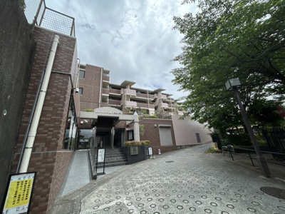 【外観】 | ライオンズガーデン町田の丘 | 外観はマンション管理がされているかの目安になります。築年数が古いと、壁面は劣化してひび割れが生じることも！建物が古びていても細かいところが修繕されていると、きちんと管理されているなぁと感じるでしょう。