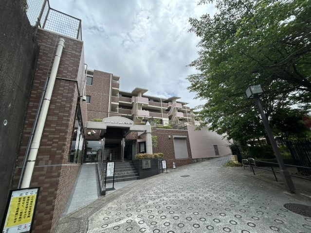 【外観】 | ライオンズガーデン町田の丘 | 外観はマンション管理がされているかの目安になります。築年数が古いと、壁面は劣化してひび割れが生じることも！建物が古びていても細かいところが修繕されていると、きちんと管理されているなぁと感じるでしょう。