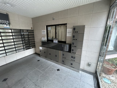 【受付】 | ライオンズガーデン町田の丘 | 受付はマンションコンシェルジュがいる場合もあれば、管理人が滞在する小部屋を総称して呼ぶことがあります。主にエントランスに設置されていることから、防犯面でも期待ができます。防犯設備がない場合はより安心！
