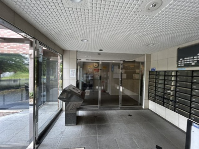 【エントランス】 | ライオンズガーデン町田の丘 | マンションのエントランスには、もともと風よけや防犯の役割がありますが、マンションによって宅配ボックスなどの設備が備わっている所もあります。日々の生活をイメージしながら生活しやすさをチェックしましょう。