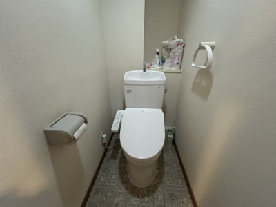 【トイレ】 | ライオンズガーデン町田の丘 | トイレは大きさや形、機能、抗菌性などが異なる多種多彩なタイプが各メーカーから出ています。それぞれに良さがあるため、事前にどういったタイプのトイレがいいのかをご家庭内で決めて、内見に行くといいでしょう。