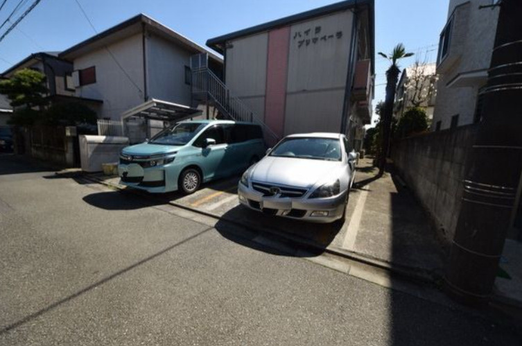 ハイツプリマベーラの駐車場