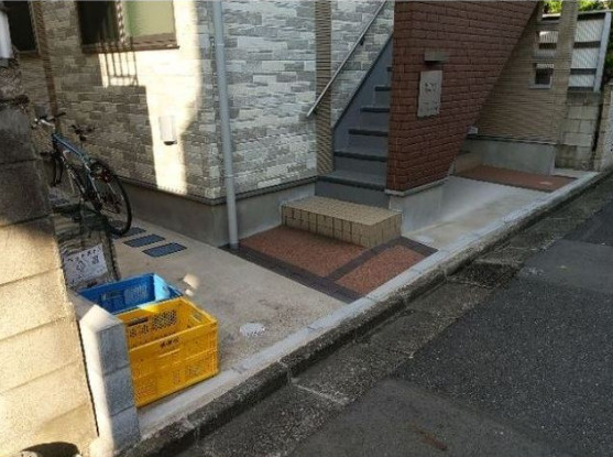 カレッジヒルズ小竹向原のエントランス