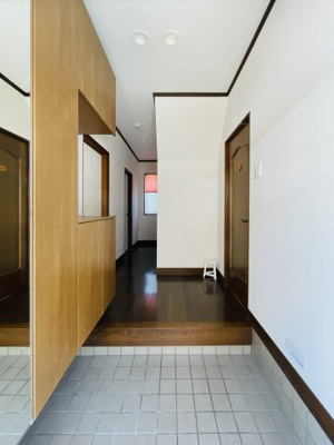【玄関】 | たつの市神岡町大住寺/中古戸建 | 明るい玄関です