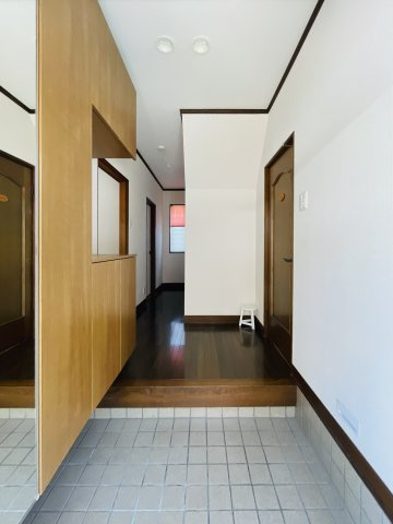 【玄関】 | たつの市神岡町大住寺/中古戸建 | 明るい玄関です