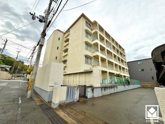 宮前マンションの外観|滑り台やシーソー、砂場などを備えた「大社町児童遊園」まで徒歩3分（約240m）。高台の坂道沿いにある公園内外には柵やガードレールが設置されており安全性に配慮された環境で、子育て世帯の方にもお勧めです。